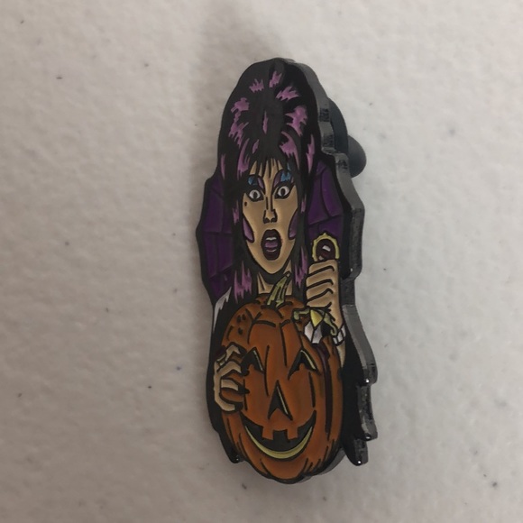 Elvira Pin Mistress Of The Dark - Picture 3 of 7